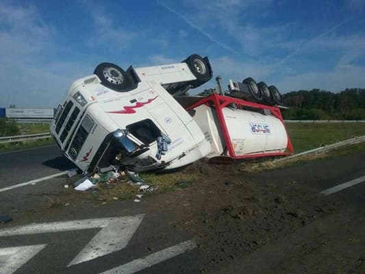 Durva baleset az autópályán: felborult egy kamion!