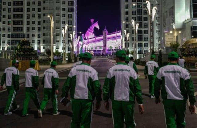 A világ legnagyobb lófejszobra készült el Türkmenisztánban