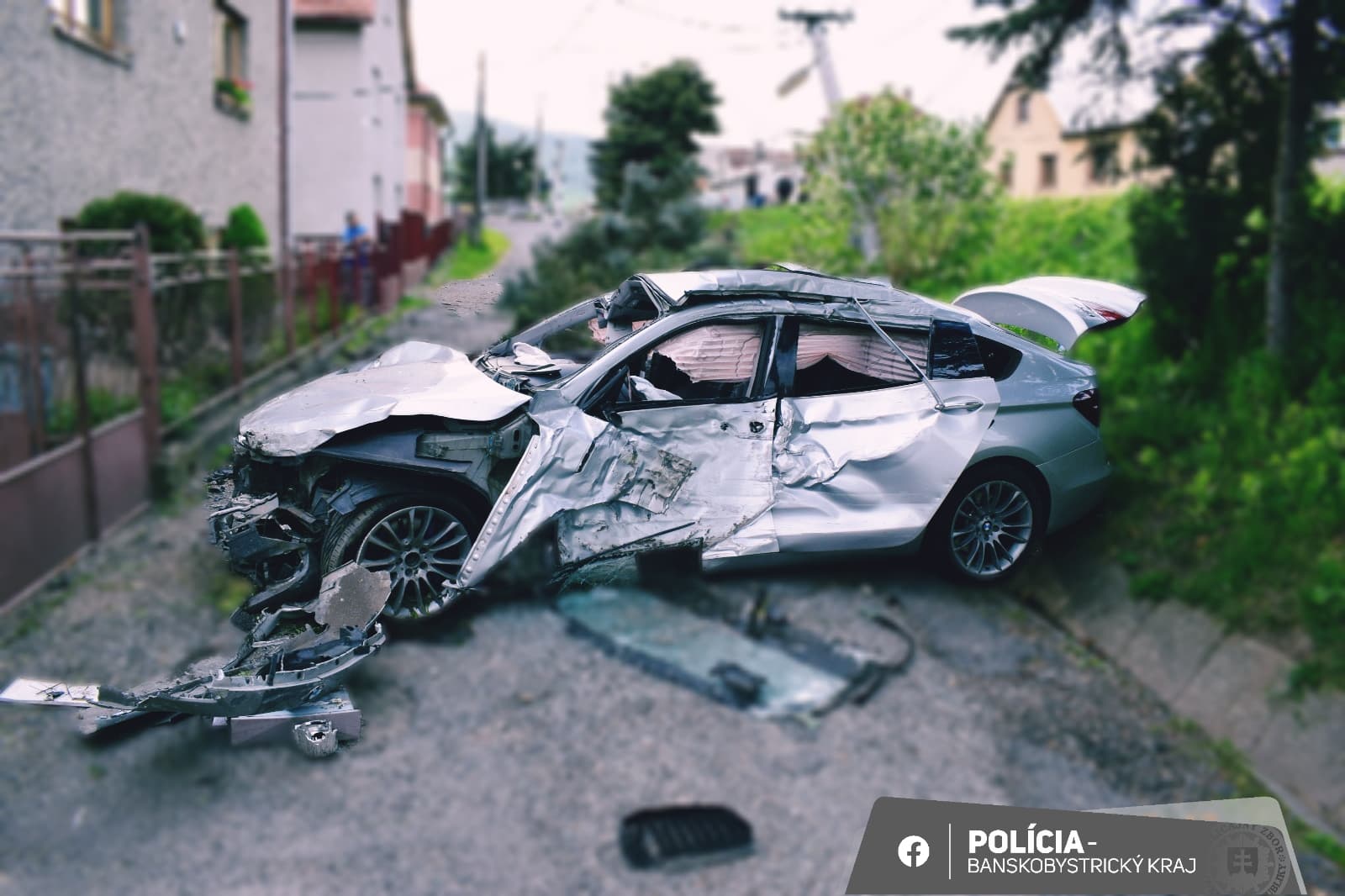 Fákat és villanyoszlopot tarolt le az útról lerepülő BMW, fiatal sofőrje a helyszínen meghalt (FOTÓK)