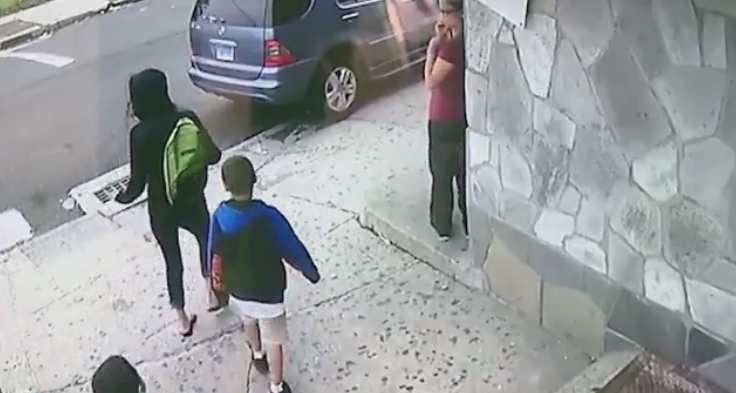 A falhoz csapta a személyautó a nőt és a gyereket (videó)