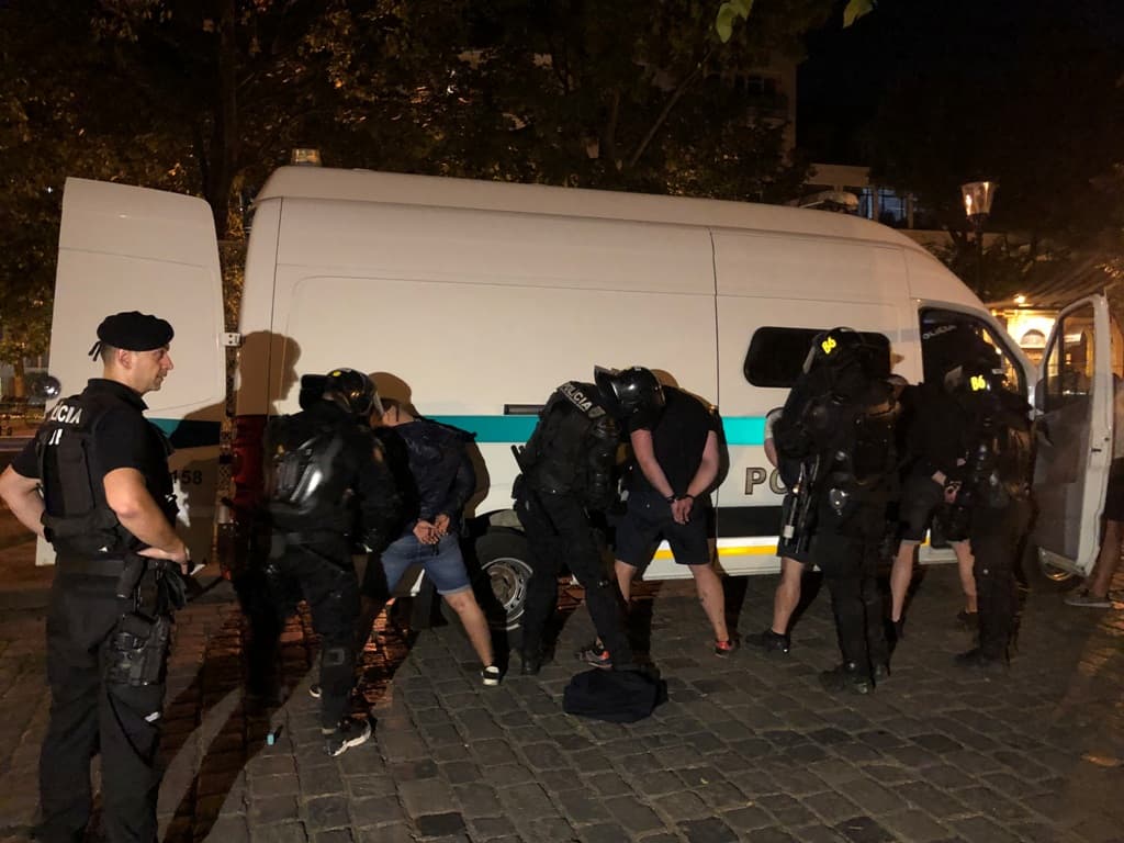 Több mint 100 embert vettek őrizetbe a pozsonyi szurkolói verekedés után, Saková dühöng