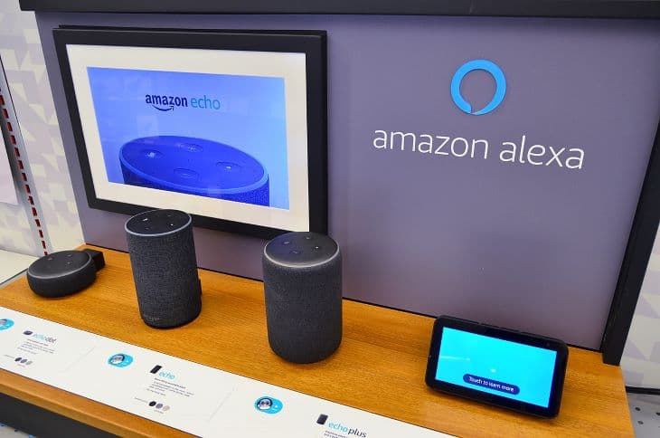 Az e-kereskedelemmel foglalkozó Amazon vállalat személyi asszisztense azt tanácsolta egy gyereknek, hogy dugjon egy pénzérmét a konnektorba