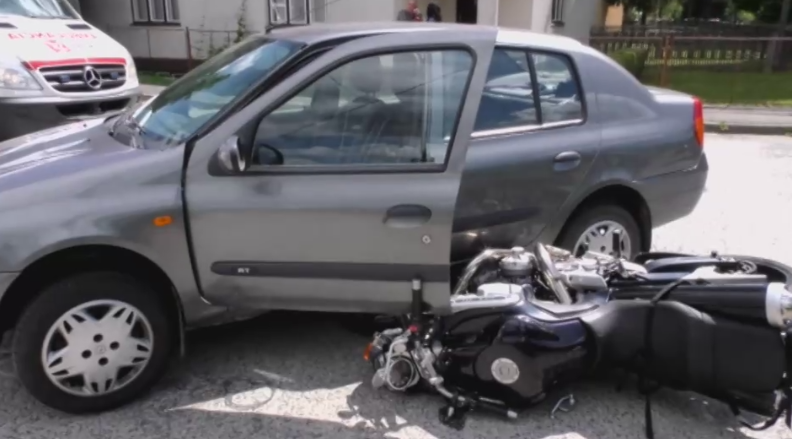 BALESET: Átrepült a motorháztetőn a száguldó fiatal motoros
