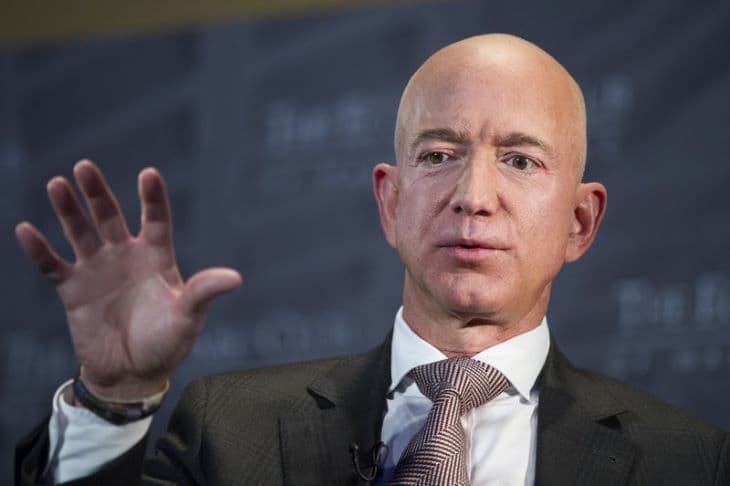Béremelésért tüntettek az Amazon munkavállalói Jeff Bezos villájánál