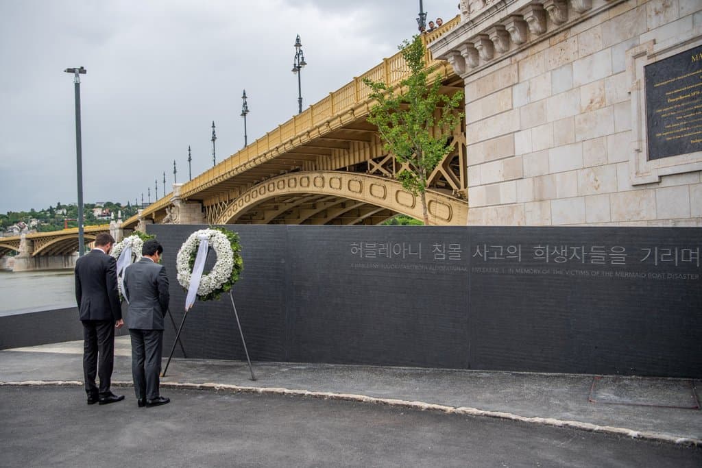 Dunai tragédia: Felavatták a Hableány áldozatainak emlékművét