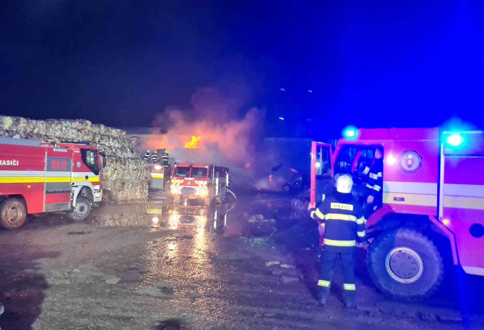 Több tucatnyi tűzoltó egész éjszaka küzdött a lángokkal Egyházkarcsán
