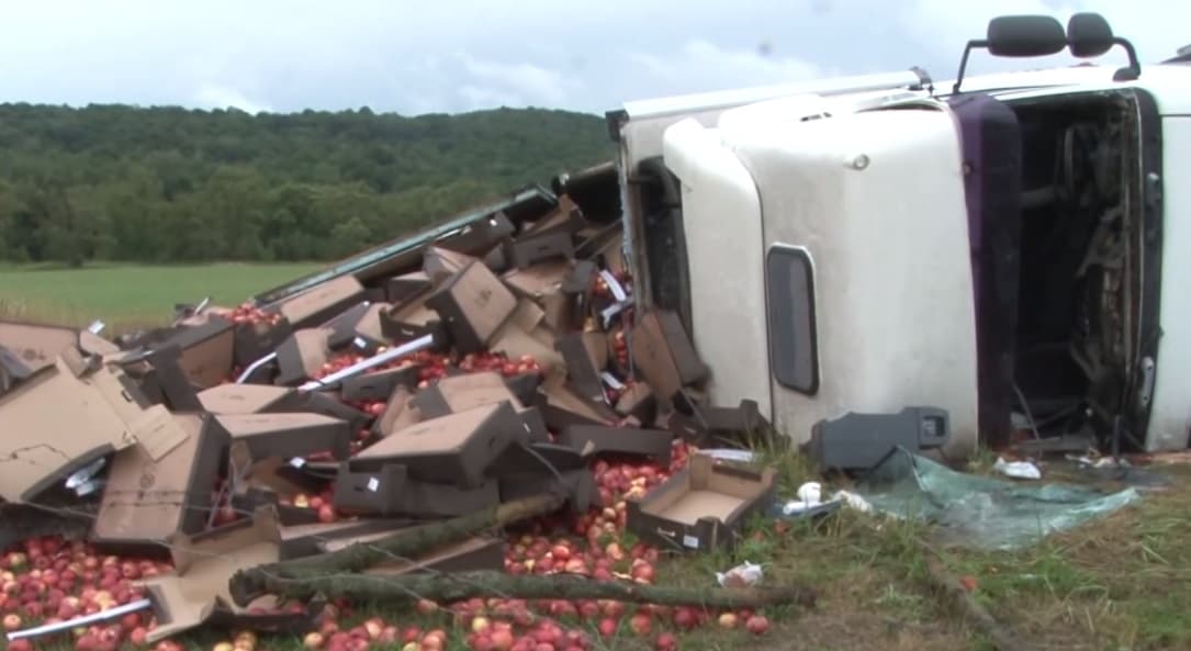 Életéért küzd a kamionos, aki Oroszországba szállított almát, és Szlovákiában szenvedett balesetet