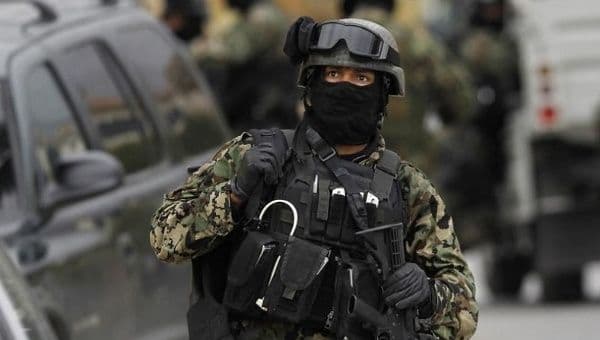 Tucatnyi fegyveres drogkereskedőt öltek meg a mexikói katonák
