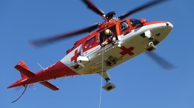 Gerincsérülést szenvedett a motoros, mentőhelikopterrel szállították kórházba
