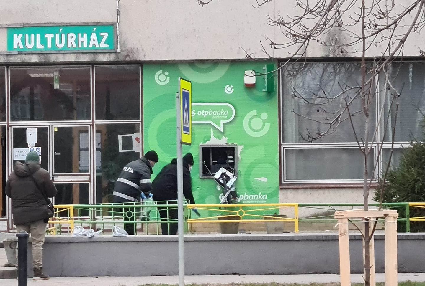Felrobbantottak egy bankautomatát az éjszaka Nyárasdon!