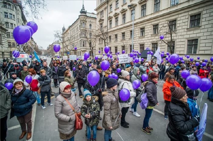 Rabszolgatörvény ellen tiltakoznak Budapesten