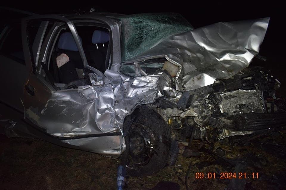 Súlyos baleset: elszámolta magát az előzésnél a fiatal sofőr, frontális ütközés lett a vége (FOTÓK)