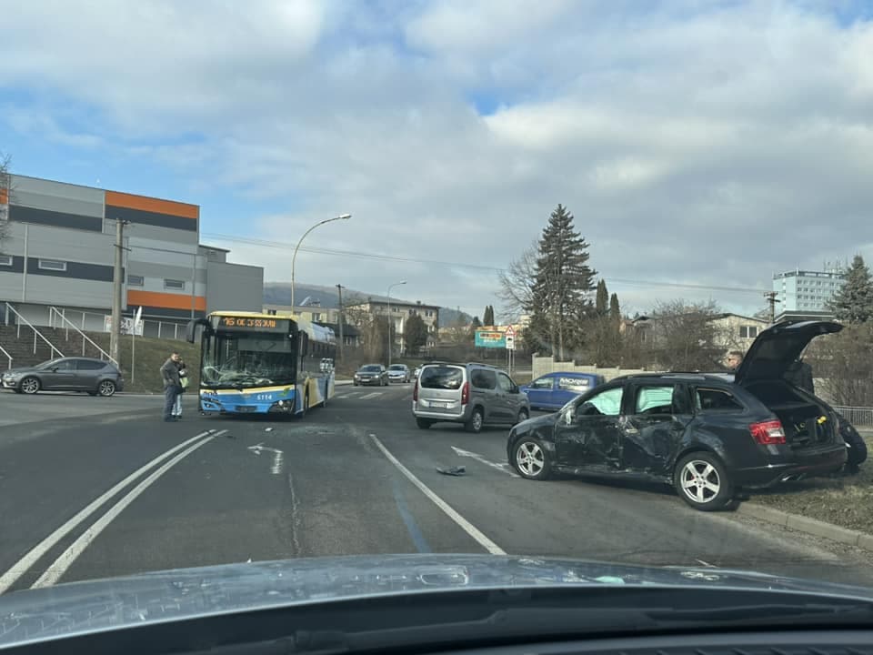Busz ütközött két autóval, egy ember súlyosan megsérült