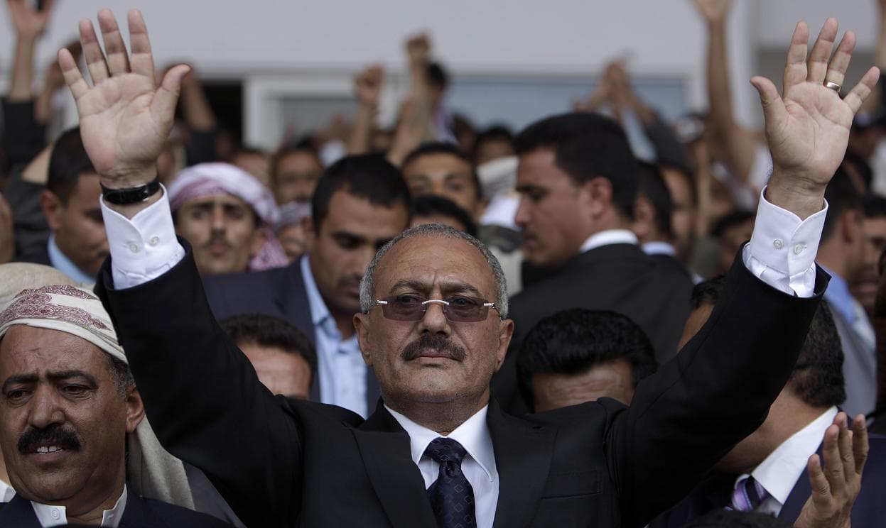 Robbanások történtek a jemeni repülőterén az új kormány tagjainak érkezésekor, öten meghaltak