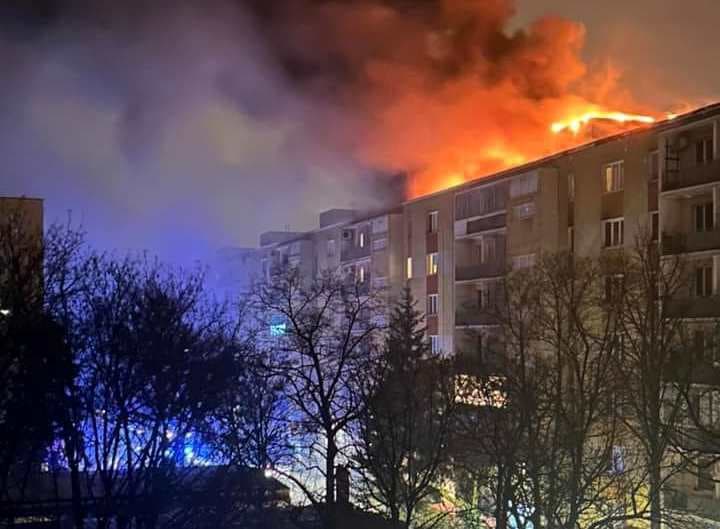 Röviddel éjfél után kigyulladt egy lakóház teteje Pozsonyban (Videó)