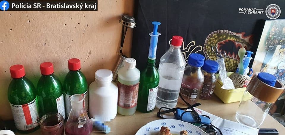 Rendőrségi akció: droglabort üzemeltetett a lakásán egy fickó