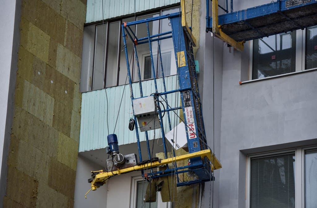 Tragikus munkabaleset: ötödik emeleti magasságban szakadt le egy állványzat, egy ember lezuhant és meghalt
