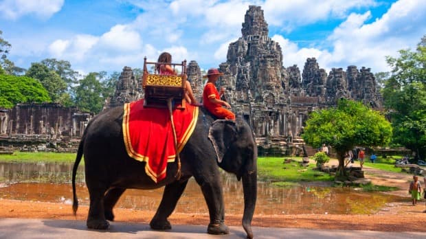 Betiltják az elefánton való túrázást az ismert kambodzsai romvárosban