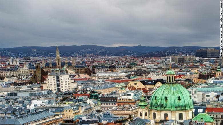 Katona lőtt le egy késes támadót Bécsben