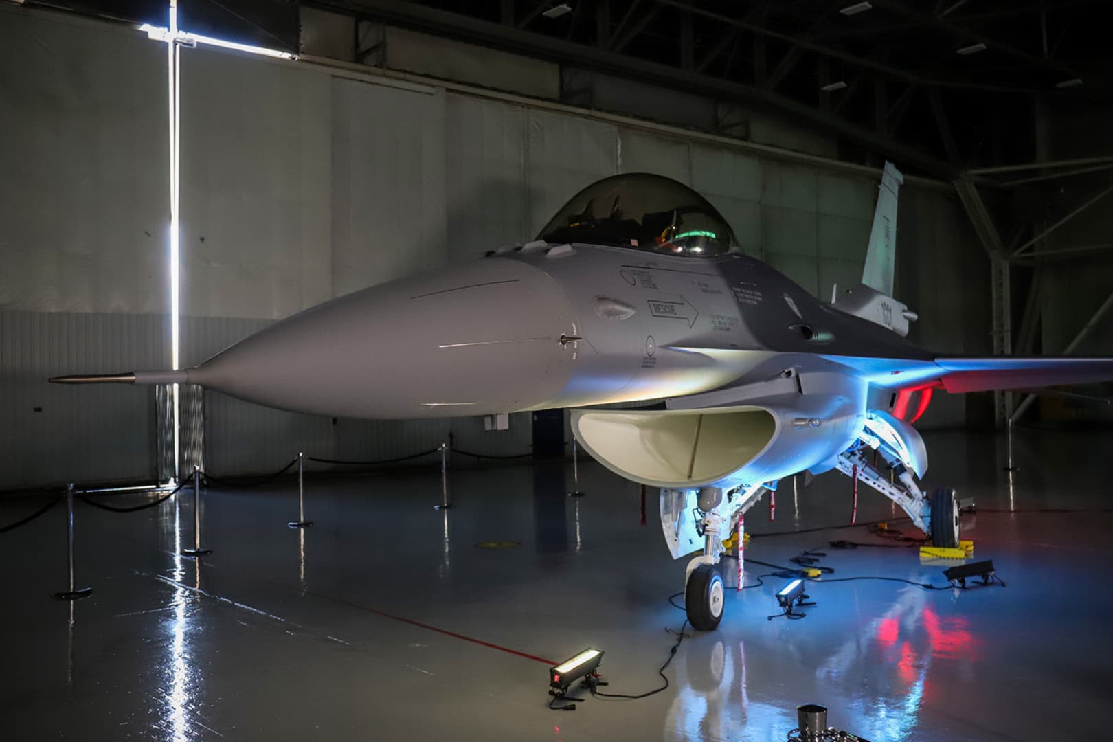 Elkészült a Szlovákiának szánt első F-16-os vadászgép - íme a "kicsike" (FOTÓK)