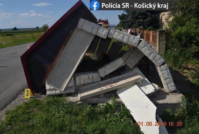SZÖRNYŰ: El akarta kerülni az ütközést, buszmegállóba csapódott a Škoda (FOTÓK)