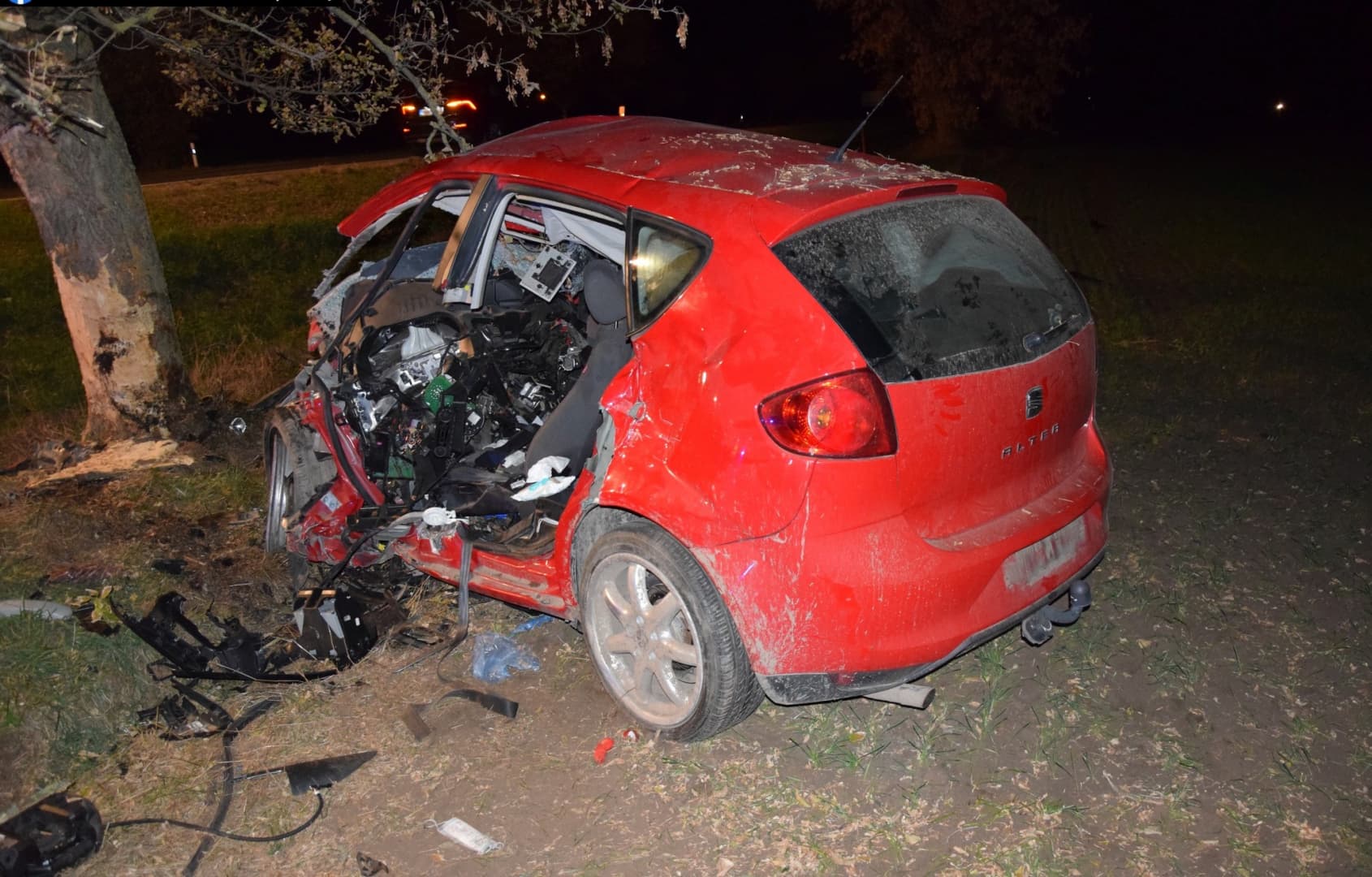 BORZALMAS BALESET: Kiszakadt a motor, alig marad valami az autóból, miután fának csapódott a fiatal sofőr