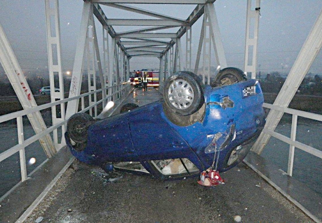 BALESET: Felborult egy autó a hídon