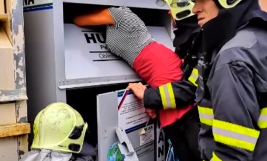 Ruhagyűjtőből mentettek ki a tűzoltók egy beszorult nőt