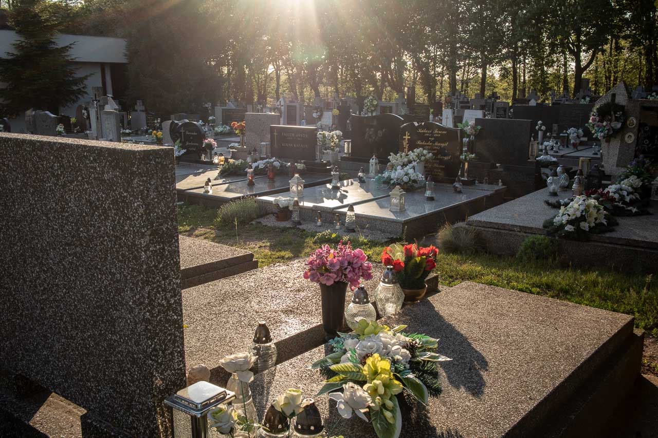 Édesanyjuk temetésére készülődtek, reggelre megdöbbentő látvány fogadta őket a temetőben