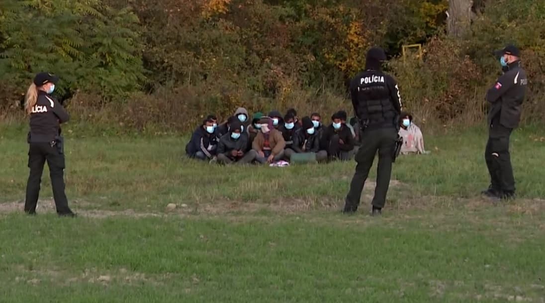 Dunacsún és Oroszvár között a réten fogtak el 18 bevándorlót