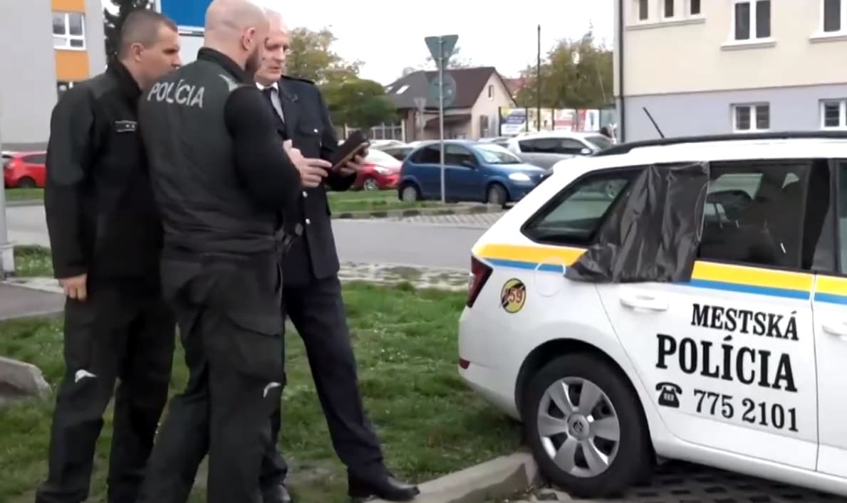 Ismeretlen fószer tanított meg egy rendőrautót kesztyűbe dudálni