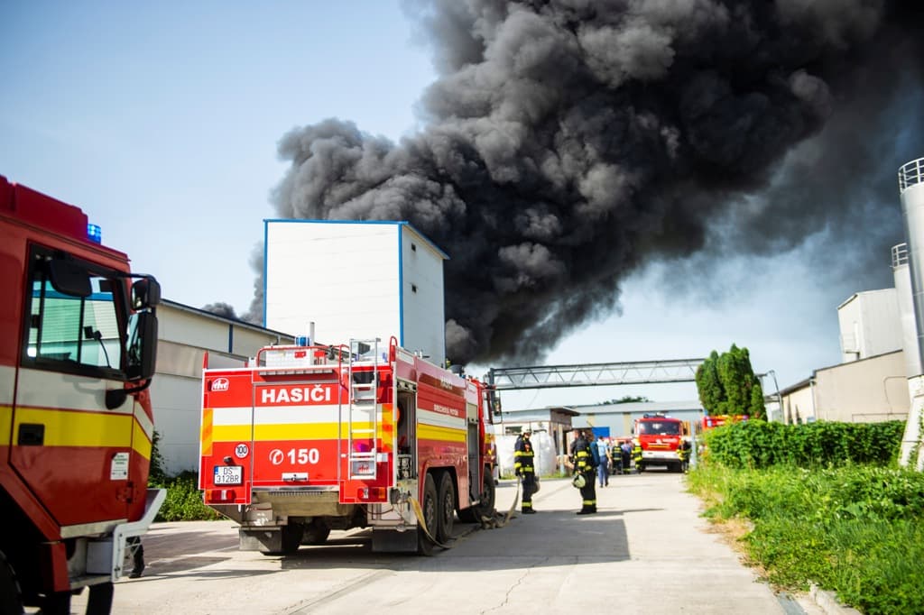 Hatalmas füsttel lángol egy műanyaggyár a Dunaszerdahelyi járás mellett