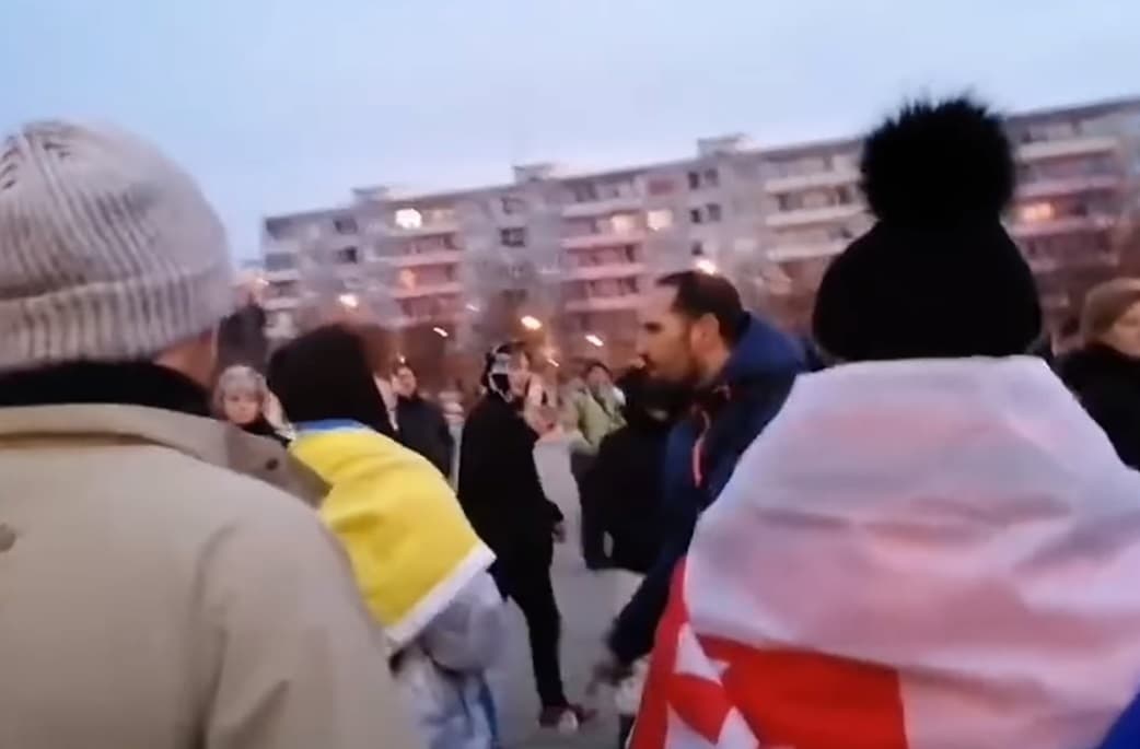 Losoncon a békéért tüntettek, de megvertek egy fiatalt, aki ezt ukrán zászlóval tette! Ma Dunaszerdahelyen és Galántán is tüntetnek! (VIDEÓ)