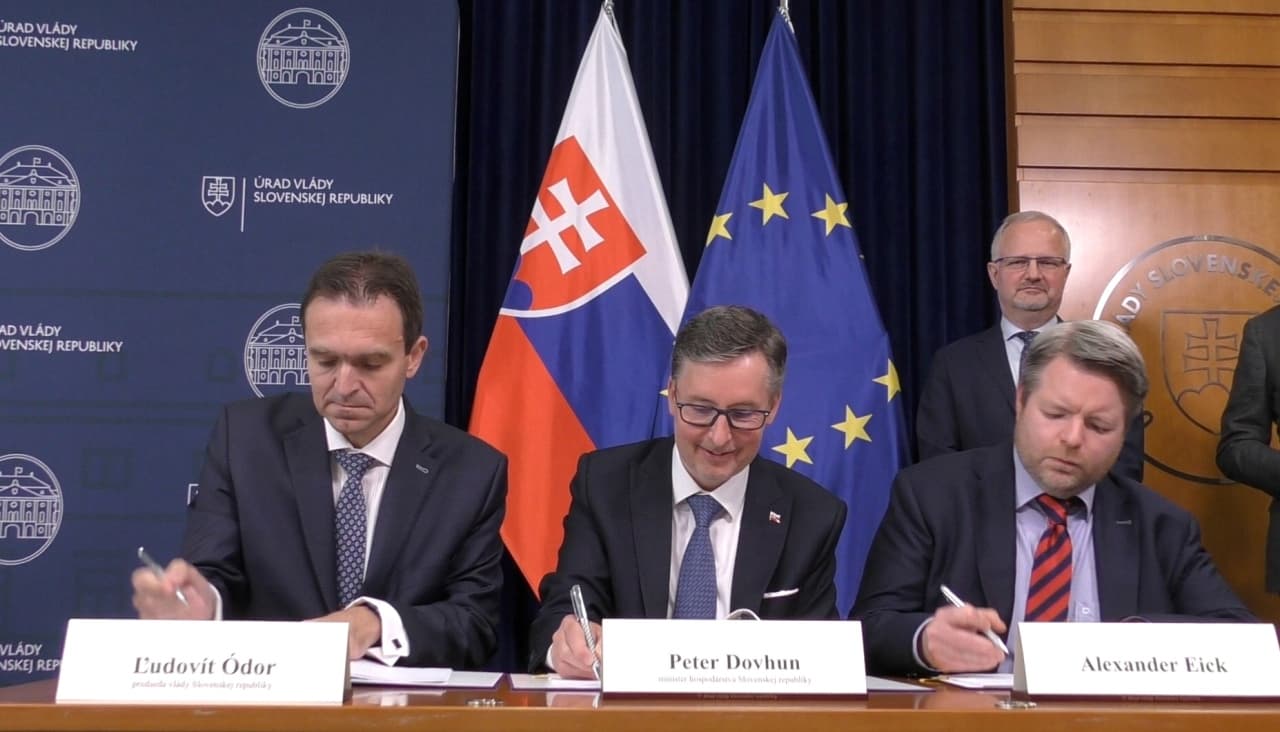 Aláírták a szerződést, 110 millió eurós befektetés érkezik Dél-Szlovákiába