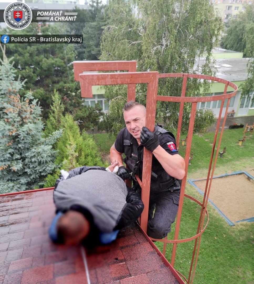 Pókemberként lavírozott a tetőn a dunaszerdahelyi járásbeli betörő, de a rendőrök elől nem tudott meglépni