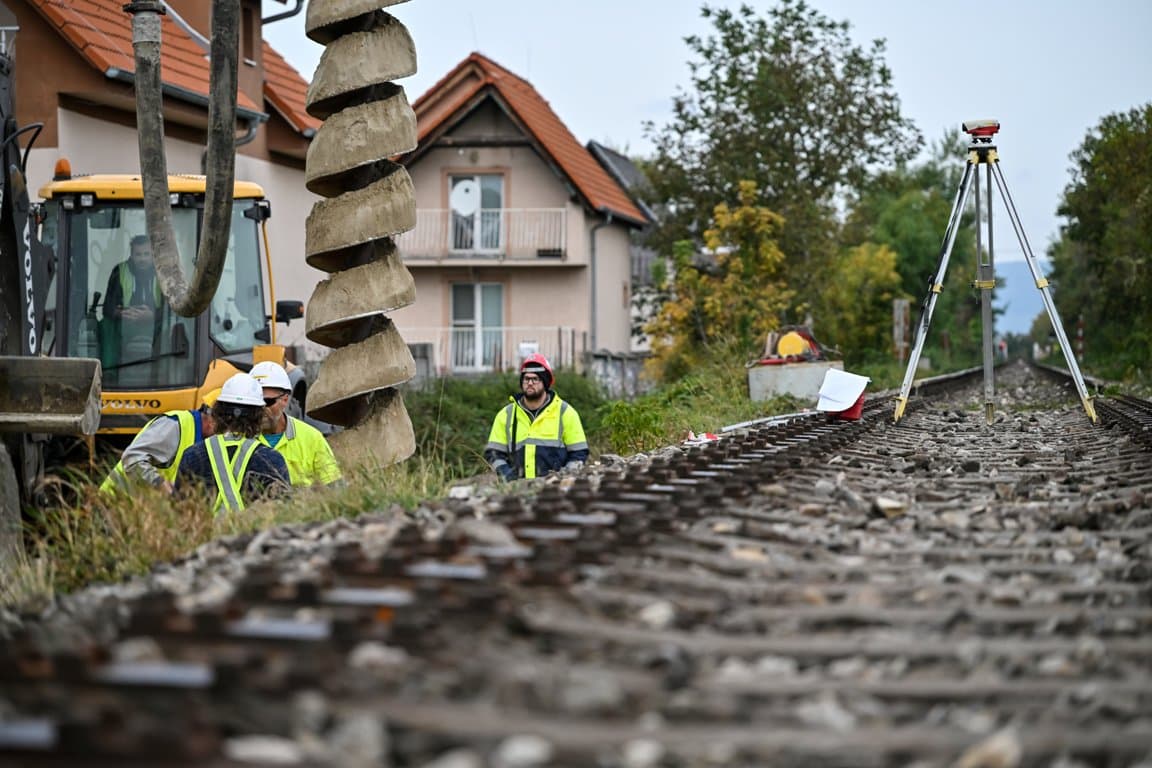 Elkezdődött a vereknyei utasterminál építése, amely a Komárom–Pozsony vasútvonal része lesz (FOTÓK)