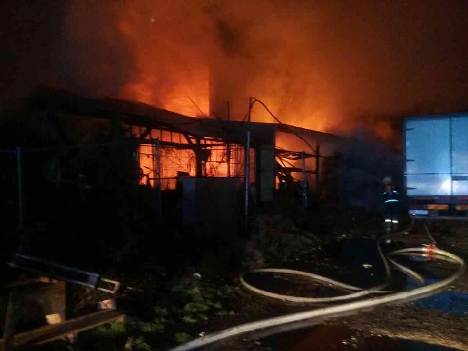TŰZESET: Harminc tűzoltó küzdött a hatalmas lángokkal - FOTÓK