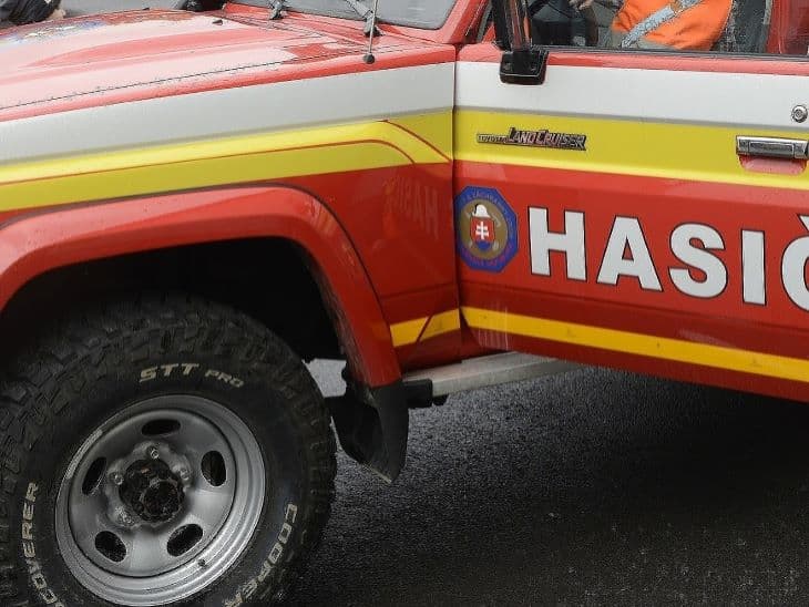 TRAGÉDIA: Kerékpározó tűzoltókat gázolt el egy autó - ketten nem élték túl a balesetet