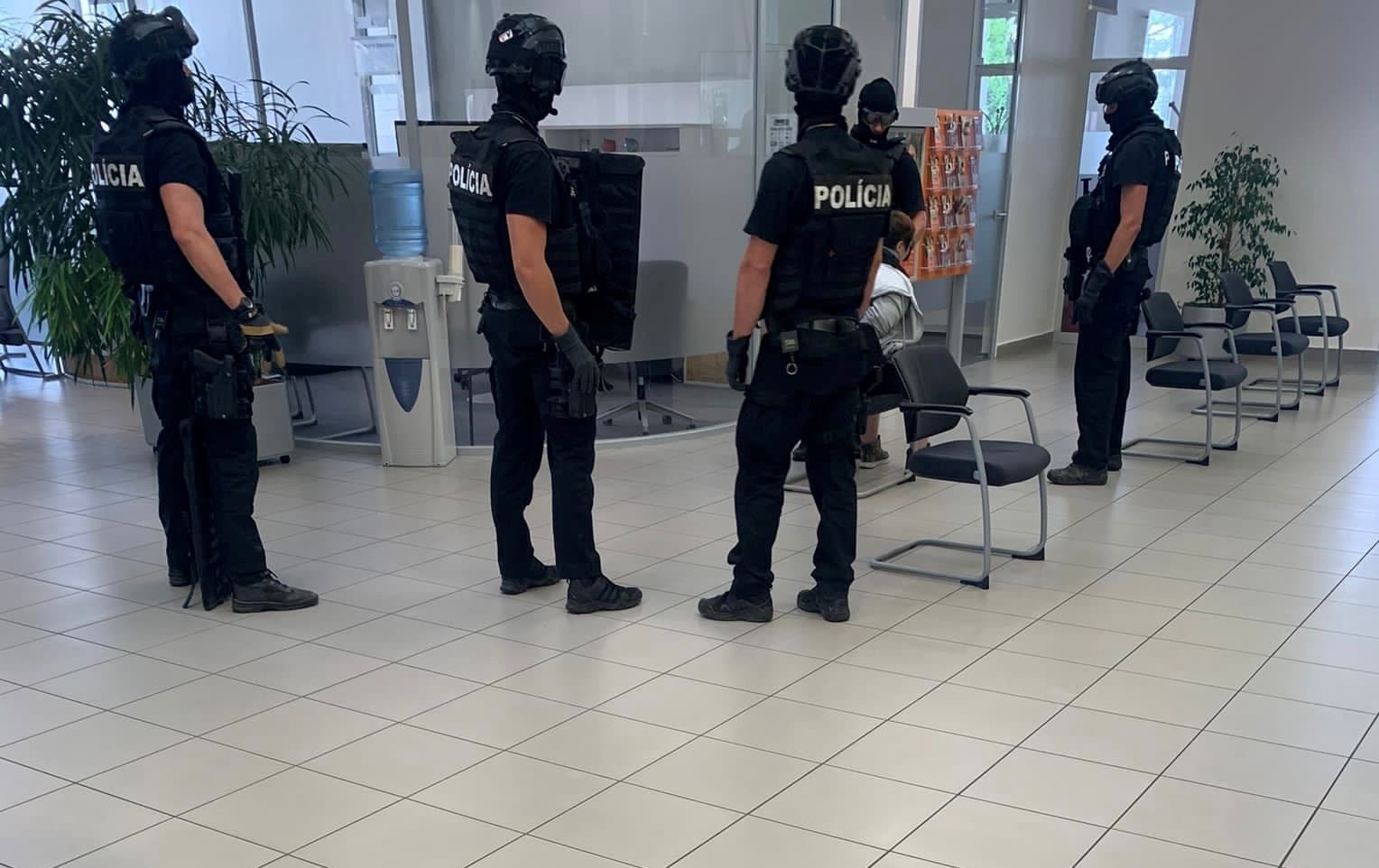 Dráma egy szlovákiai bankfiókban: fegyveres kommandósok vettek őrizetbe egy nőt