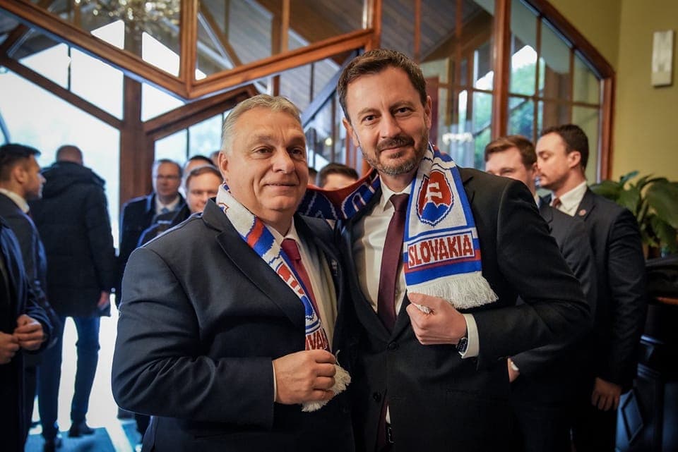 Heger sálat ajándékozott Orbánnak a kassai V4-csúcson (FOTÓ)