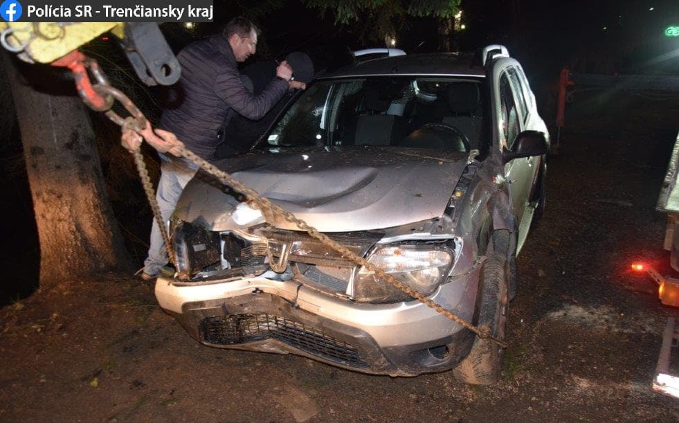Tragikus baleset: A sofőr egyenesen áthajtott a körforgalmon, majd fának csapódott, végül pedig a patakban kötött ki