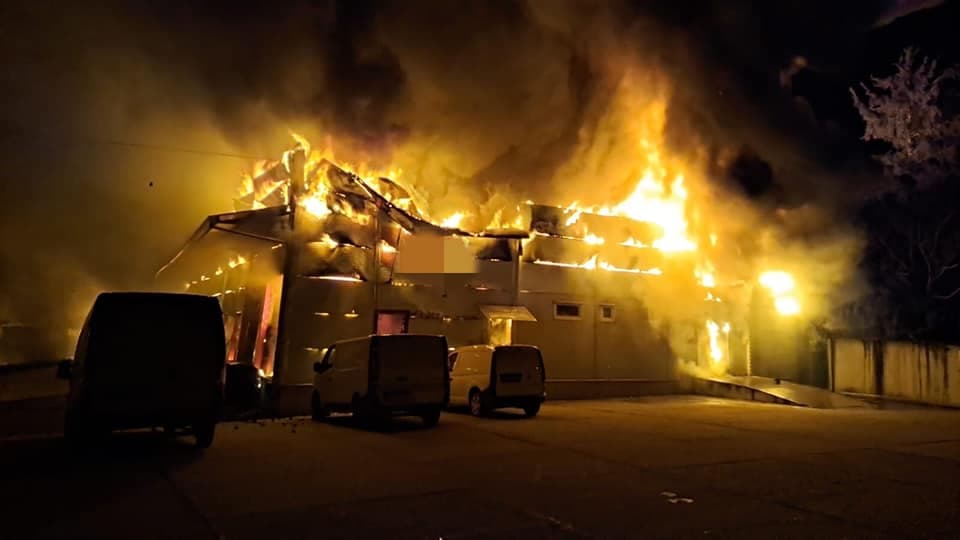 Lángokban állt egy raktárépület Érsekújvárban, a kár eléri az egymillió eurót (FOTÓK)