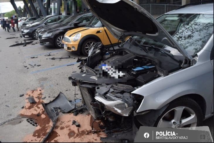 Megrongált a BMW-s 12 autót és egy autóbuszt  - a rendőrség szemtanúkat keres
