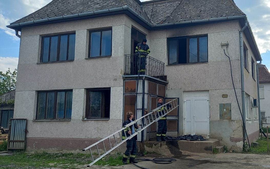 Kigyulladt családi házhoz riasztották a tűzoltókat a magyarlakta községben, odabent borzasztó látvány fogadta őket