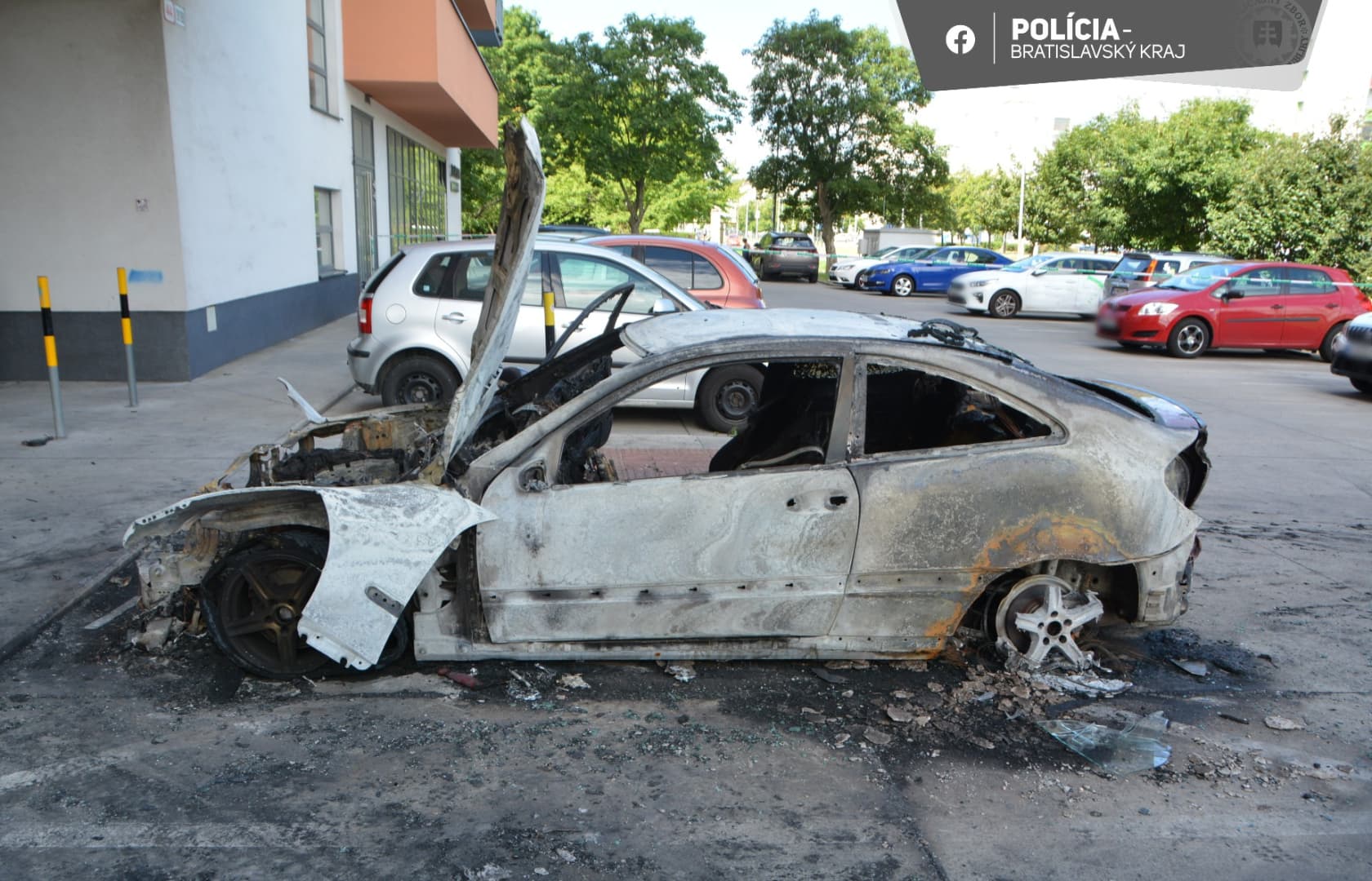 Visszatérnek a maffiamódszerek? Bomba robbant a lakóháznál parkoló autó alatt (FOTÓK)