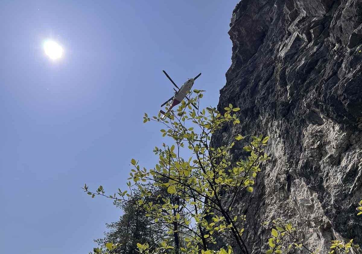 TRAGÉDIA: Szörnyethalt egy nő, miután lezuhant a hegyi turistaösvényről – három gyereke végignézte az egészet