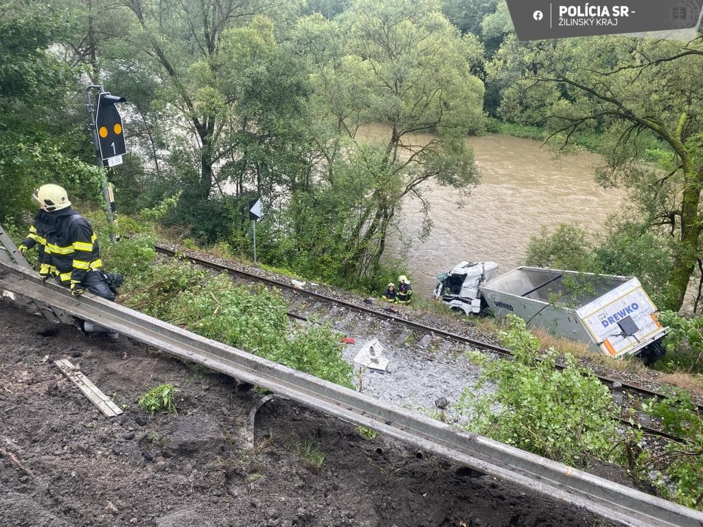 BALESET: A szalagkorlátot átszakítva a sínekre, majd a folyóba zuhant egy kamion (FOTÓK)
