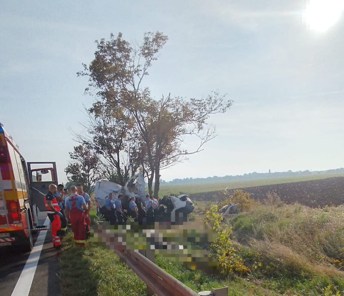 Szörnyű baleset: fának hajtott egy autó, három felnőtt és egy kisgyerek meghalt