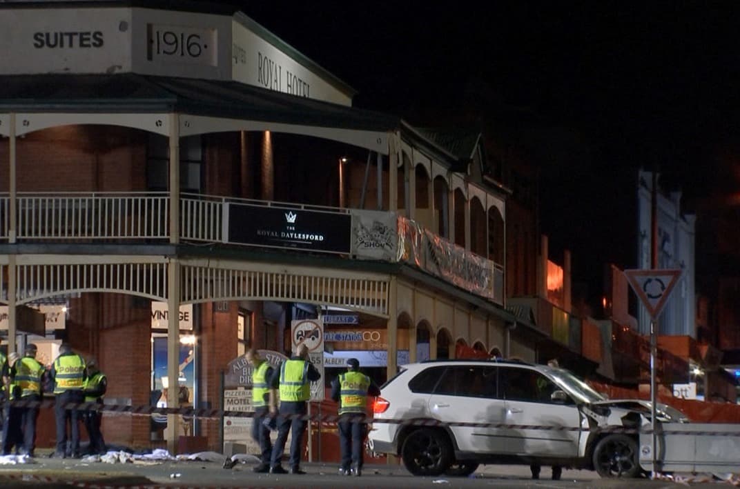 Ausztráliában autó csapódott egy bárba, többen meghaltak