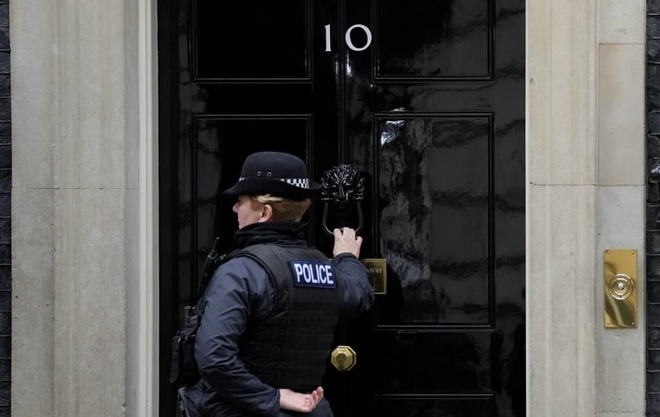 Autó ütközött Londonban a Downing Streetet elzáró kerítésnek